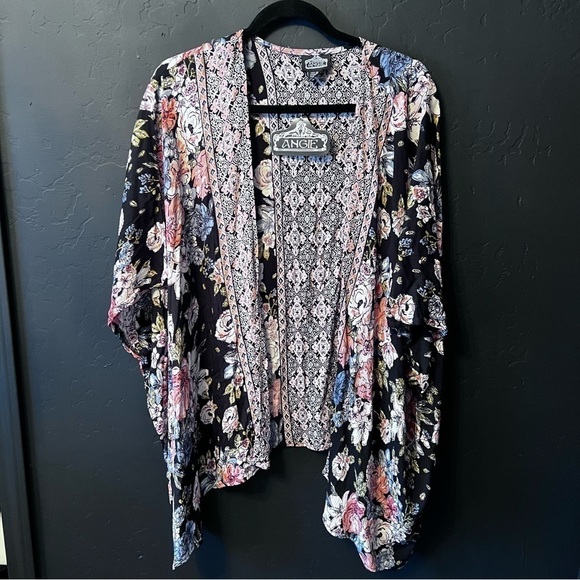 Boot  Barn Angie kimono Size:M Color:Black/ blush floral print NWT - Picture 1 of 8